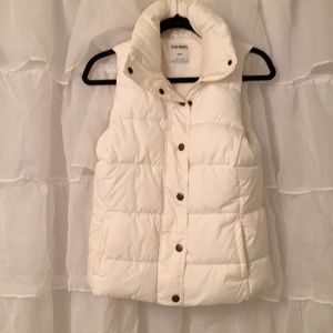White fleece lined vest with zipper and snaps